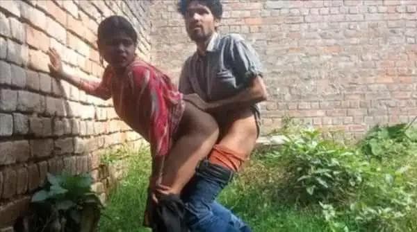 Hot Bhabhi Fucked by a Village Guy Behind Her House